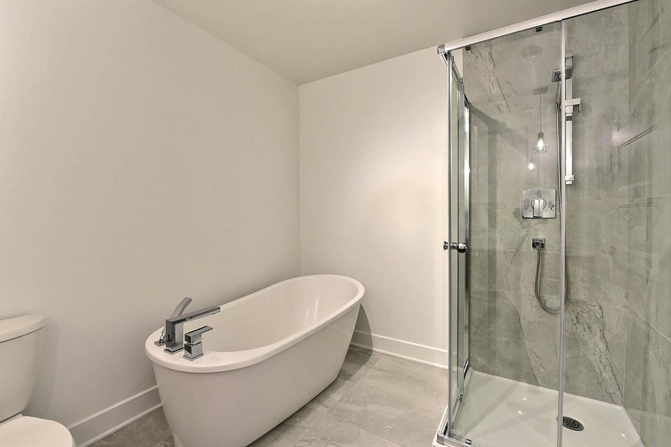 Bathroom - 10867 Av. Leblanc, Montréal (Montréal-Nord), QC - Indoor Photo Showing Bathroom