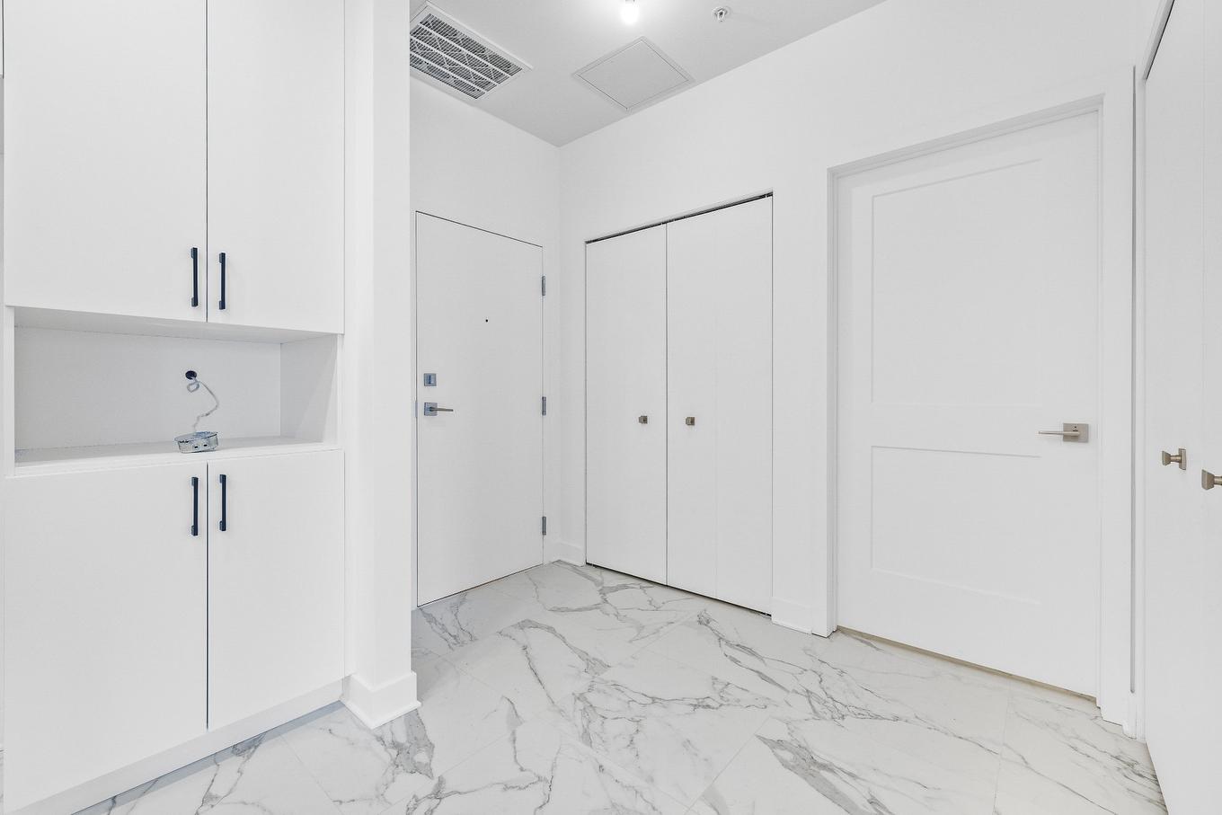 Hall - 803-244 Boul. Hymus, Pointe-Claire, QC - Indoor Photo Showing Other Room