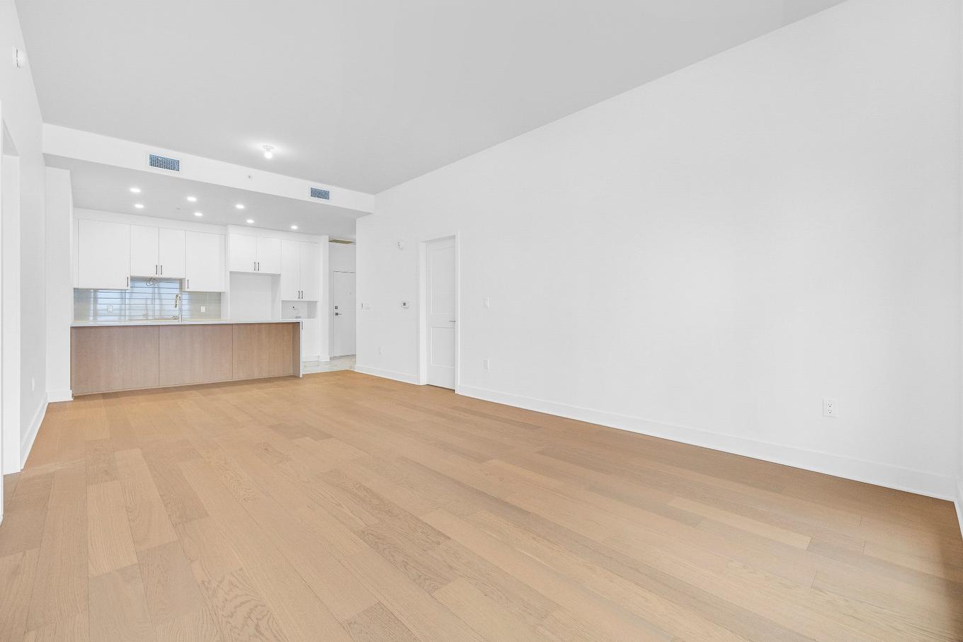 Living room - 803-244 Boul. Hymus, Pointe-Claire, QC - Indoor Photo Showing Kitchen