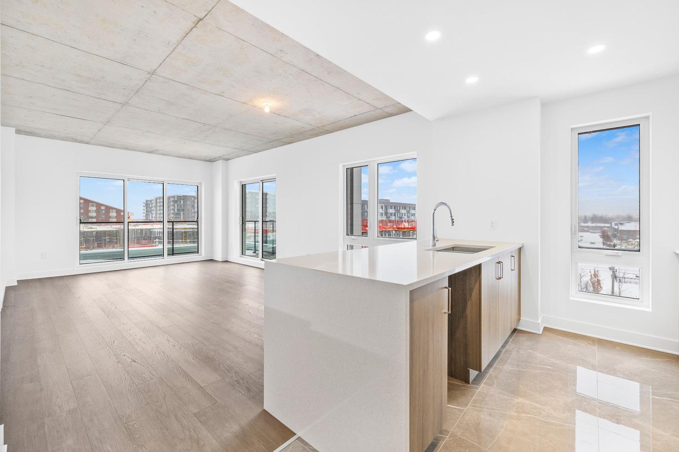 Cuisine - 505-244 Boul. Hymus, Pointe-Claire, QC - Indoor Photo Showing Other Room