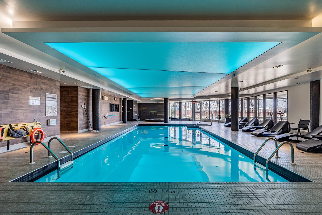 Piscine - 206-100 Rue André-Prévost, Montréal (Verdun/Île-Des-Soeurs), QC - Indoor Photo Showing Other Room With In Ground Pool