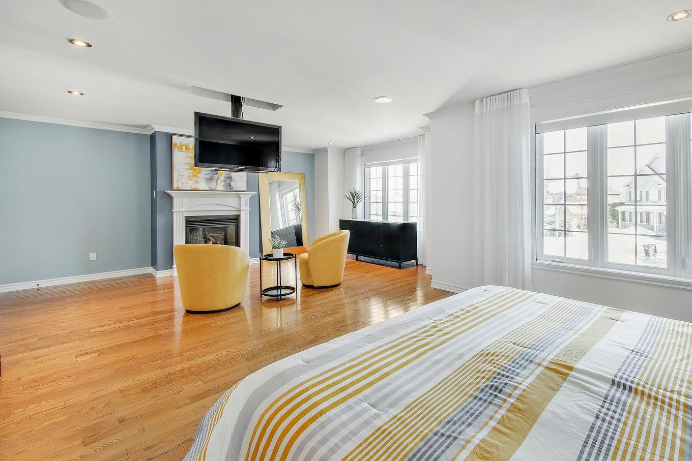 Chambre à coucher principale - 270 - 280 Place De Rochefort, Mascouche, QC - Indoor Photo Showing Bedroom With Fireplace