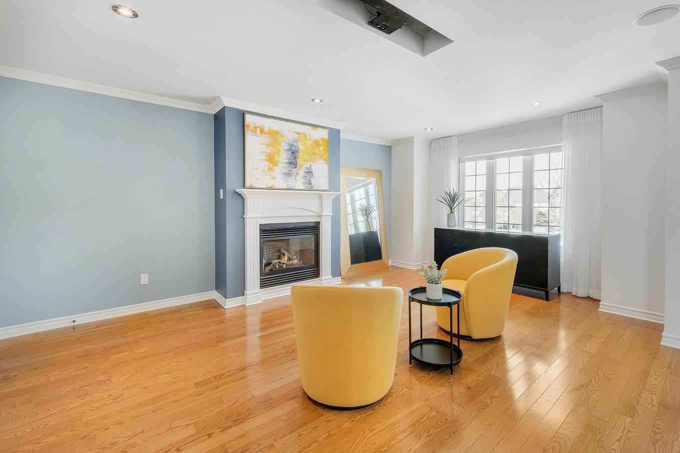 Chambre à coucher principale - 270 - 280 Place De Rochefort, Mascouche, QC - Indoor Photo Showing Living Room With Fireplace
