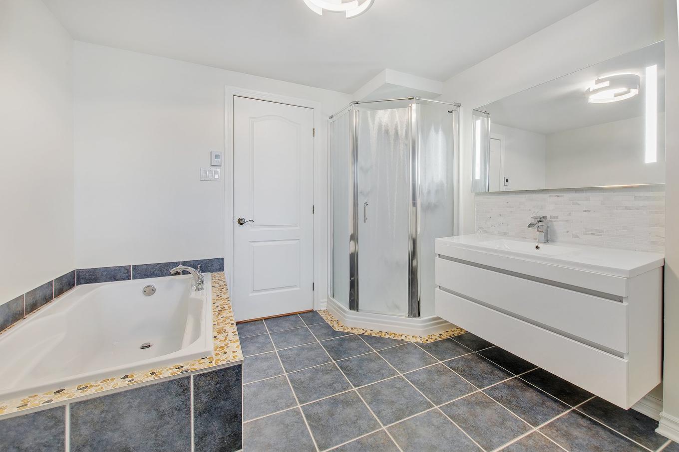 Salle de bains - 270 - 280 Place De Rochefort, Mascouche, QC - Indoor Photo Showing Bathroom