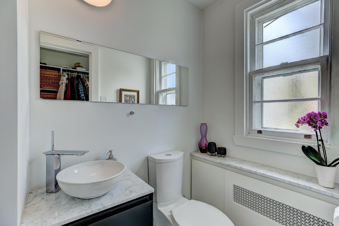 Salle d'eau - 30 Ch. Strathcona, Mont-Royal, QC - Indoor Photo Showing Bathroom