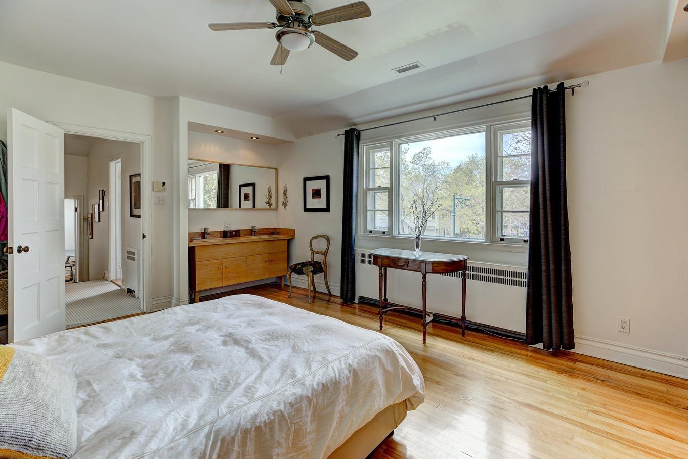 Chambre à coucher principale - 30 Ch. Strathcona, Mont-Royal, QC - Indoor Photo Showing Bedroom