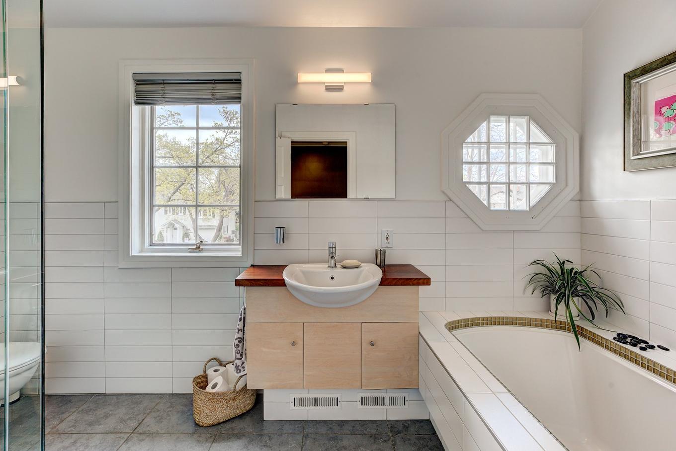 Salle de bains - 30 Ch. Strathcona, Mont-Royal, QC - Indoor Photo Showing Bathroom