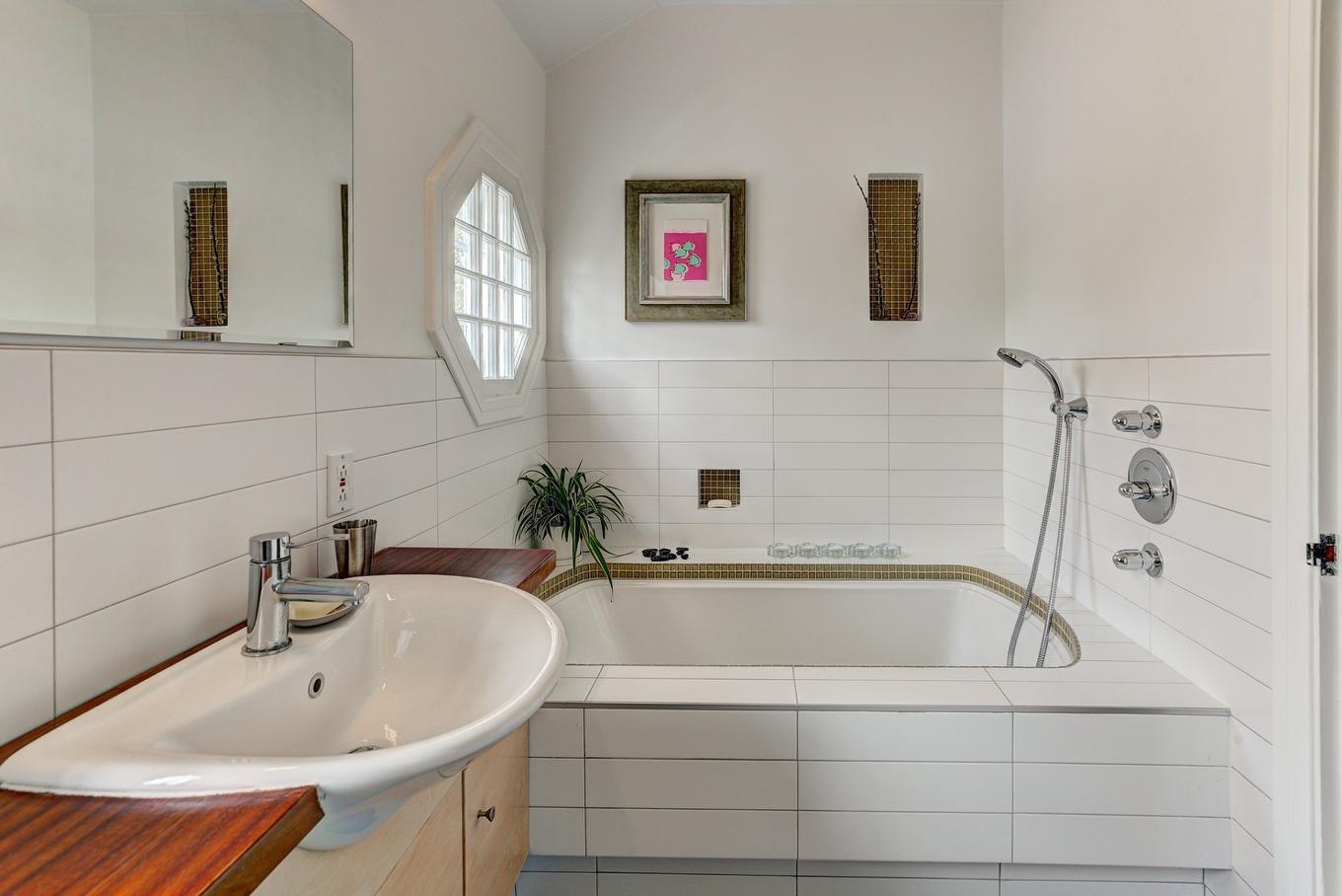 Salle de bains - 30 Ch. Strathcona, Mont-Royal, QC - Indoor Photo Showing Bathroom