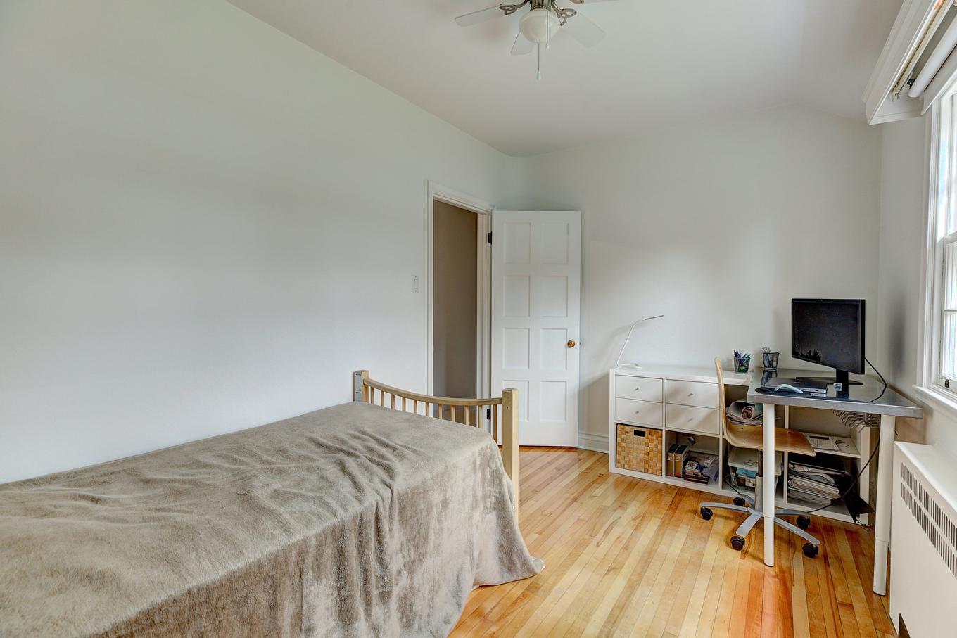Chambre à coucher - 30 Ch. Strathcona, Mont-Royal, QC - Indoor Photo Showing Bedroom