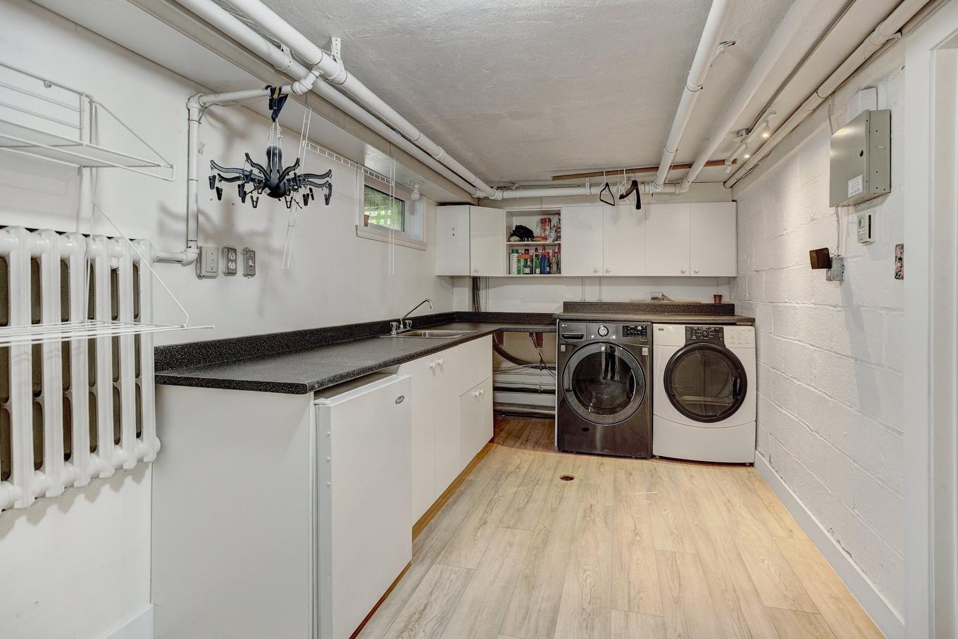 Salle de lavage - 30 Ch. Strathcona, Mont-Royal, QC - Indoor Photo Showing Laundry Room