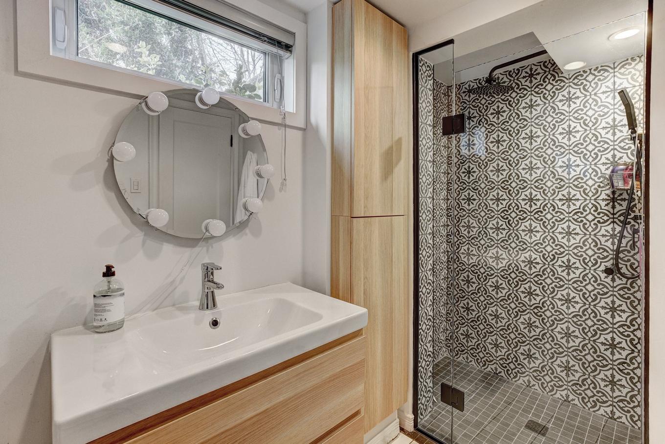 Salle de bains - 30 Ch. Strathcona, Mont-Royal, QC - Indoor Photo Showing Bathroom