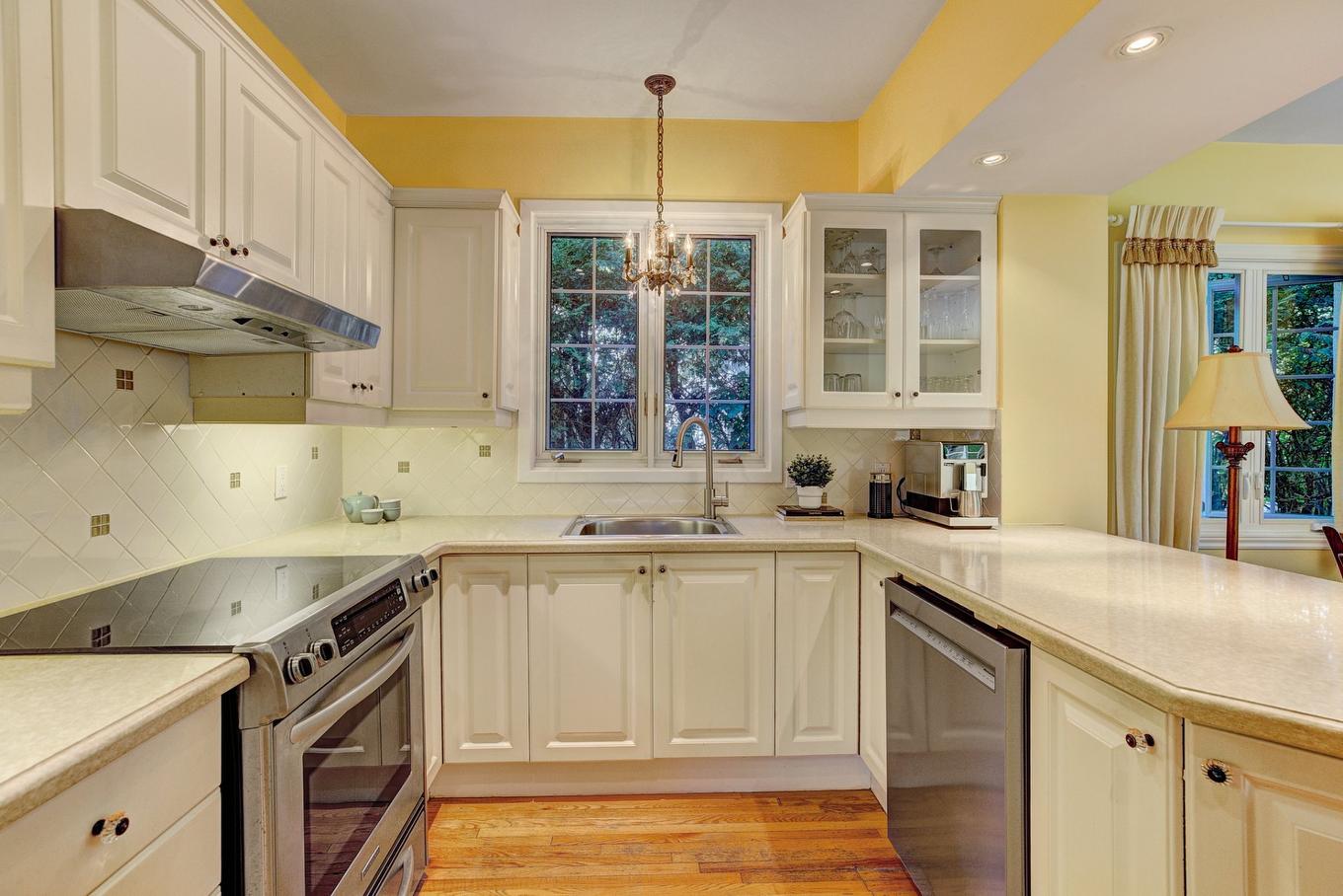 Kitchen - 212 Av. Kindersley, Mont-Royal, QC - Indoor Photo Showing Kitchen