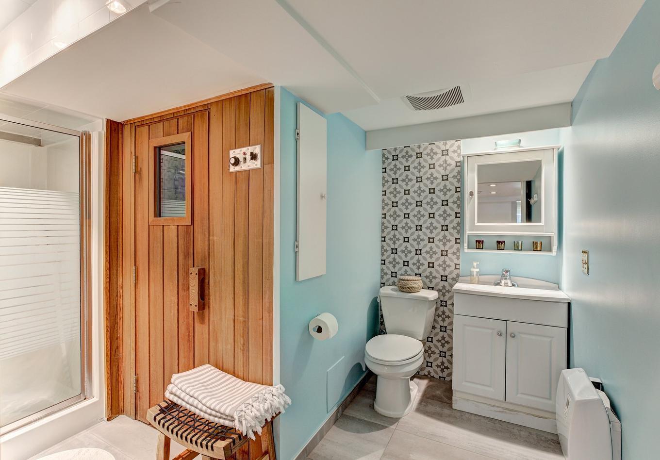 Bathroom - 212 Av. Kindersley, Mont-Royal, QC - Indoor Photo Showing Bathroom