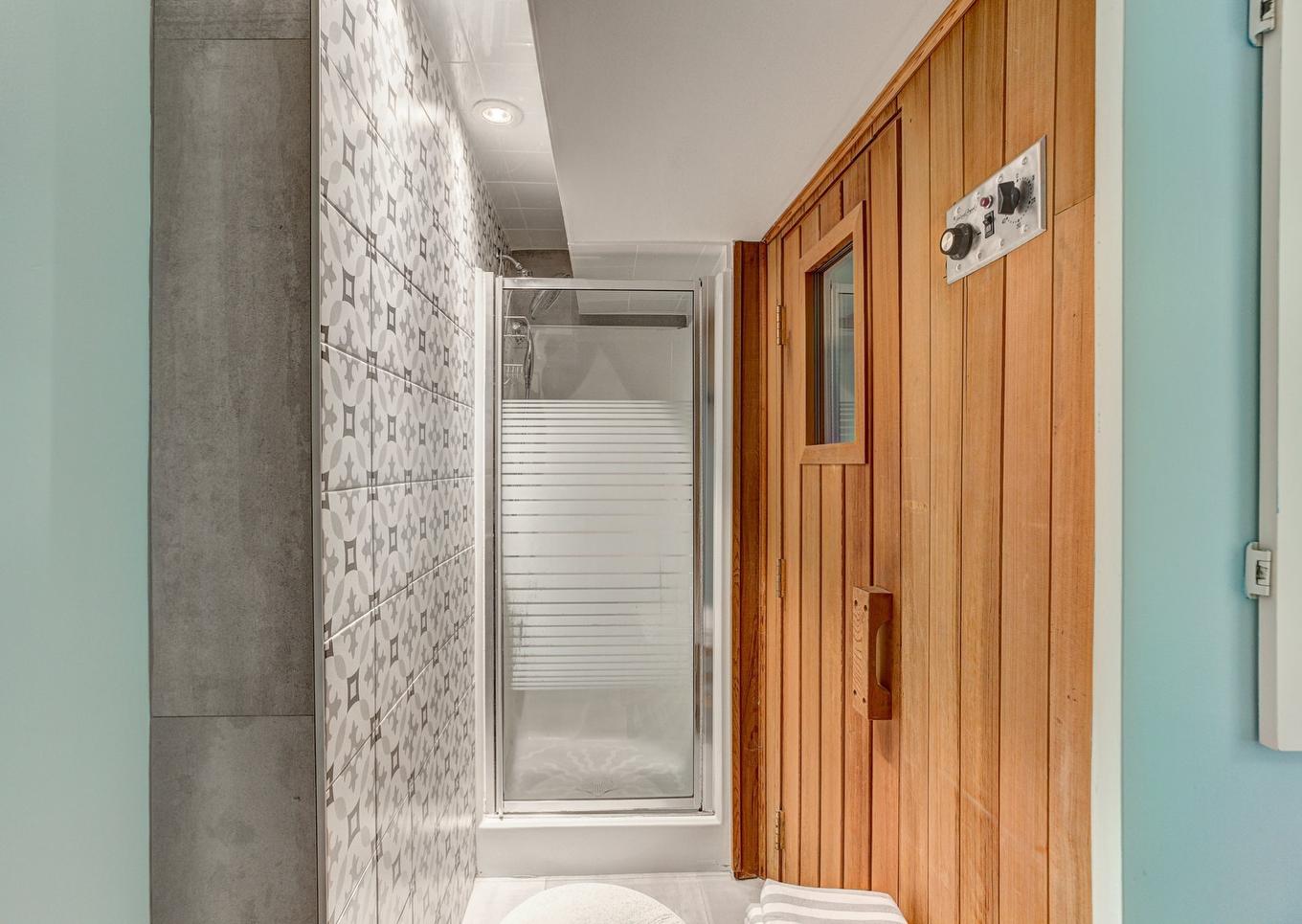 Bathroom - 212 Av. Kindersley, Mont-Royal, QC - Indoor Photo Showing Bathroom