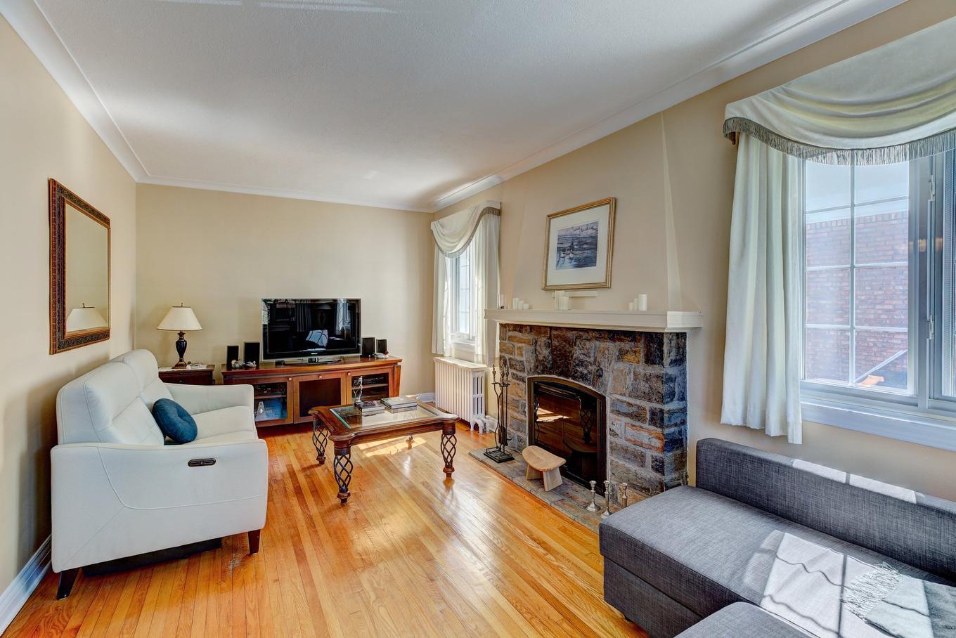 Living room - 212 Av. Kindersley, Mont-Royal, QC - Indoor Photo Showing Living Room With Fireplace