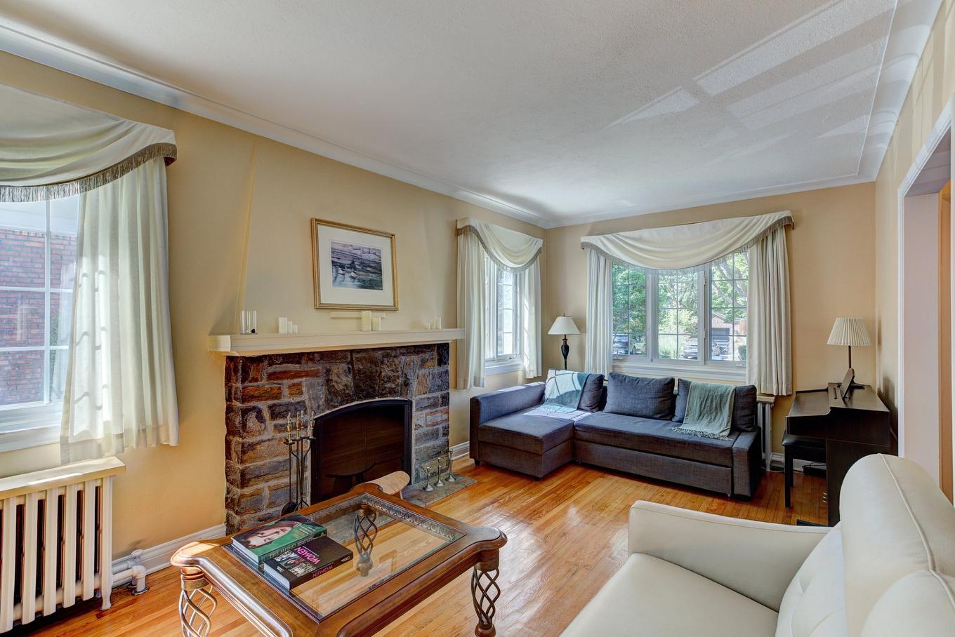 Living room - 212 Av. Kindersley, Mont-Royal, QC - Indoor Photo Showing Living Room With Fireplace