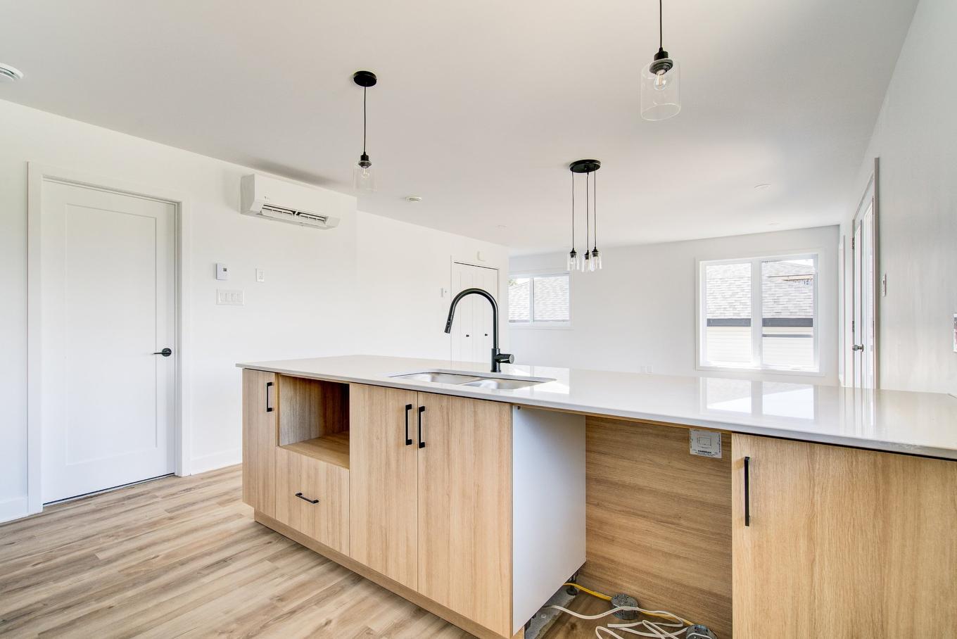 Overall view - 1-3930 Boul. Hébert, Salaberry-De-Valleyfield, QC - Indoor Photo Showing Kitchen With Double Sink
