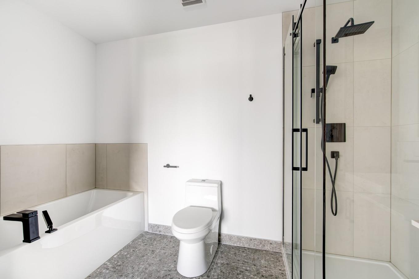 Bathroom - 1-3930 Boul. Hébert, Salaberry-De-Valleyfield, QC - Indoor Photo Showing Bathroom