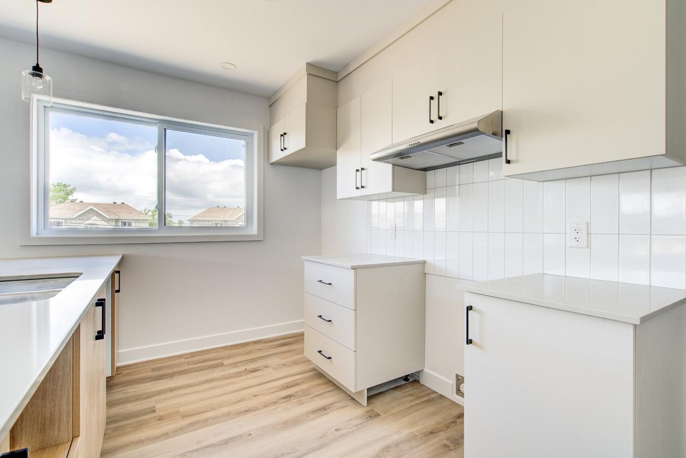 Overall view - 1-3930 Boul. Hébert, Salaberry-De-Valleyfield, QC - Indoor Photo Showing Kitchen