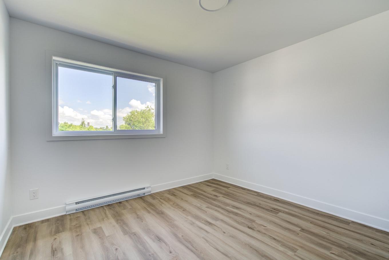 Vue d'ensemble - 3-3930 Boul. Hébert, Salaberry-De-Valleyfield, QC - Indoor Photo Showing Other Room