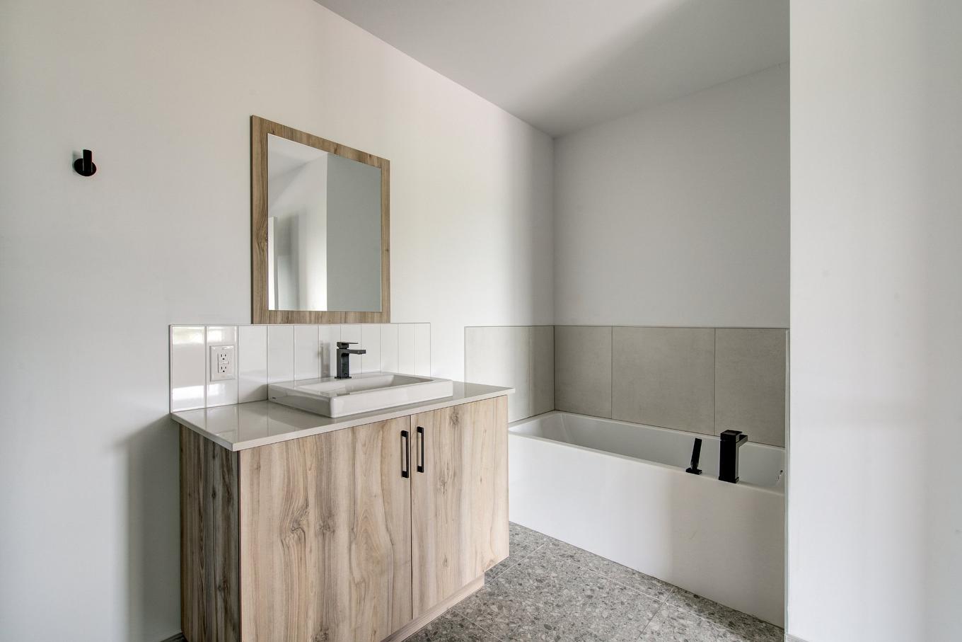 Vue d'ensemble - 3-3930 Boul. Hébert, Salaberry-De-Valleyfield, QC - Indoor Photo Showing Bathroom