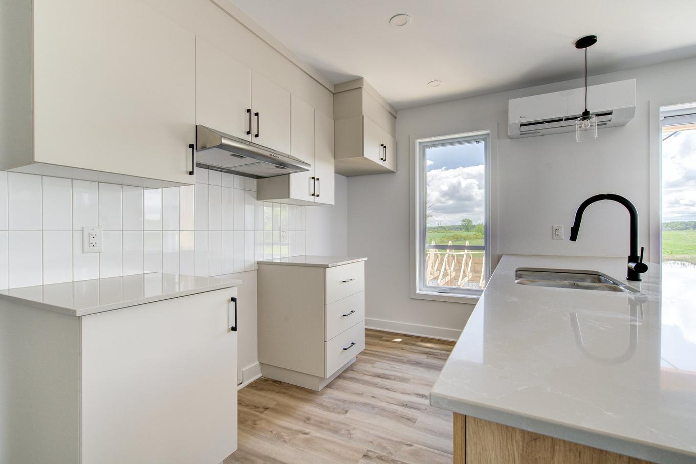 Vue d'ensemble - 3-3930 Boul. Hébert, Salaberry-De-Valleyfield, QC - Indoor Photo Showing Kitchen With Double Sink