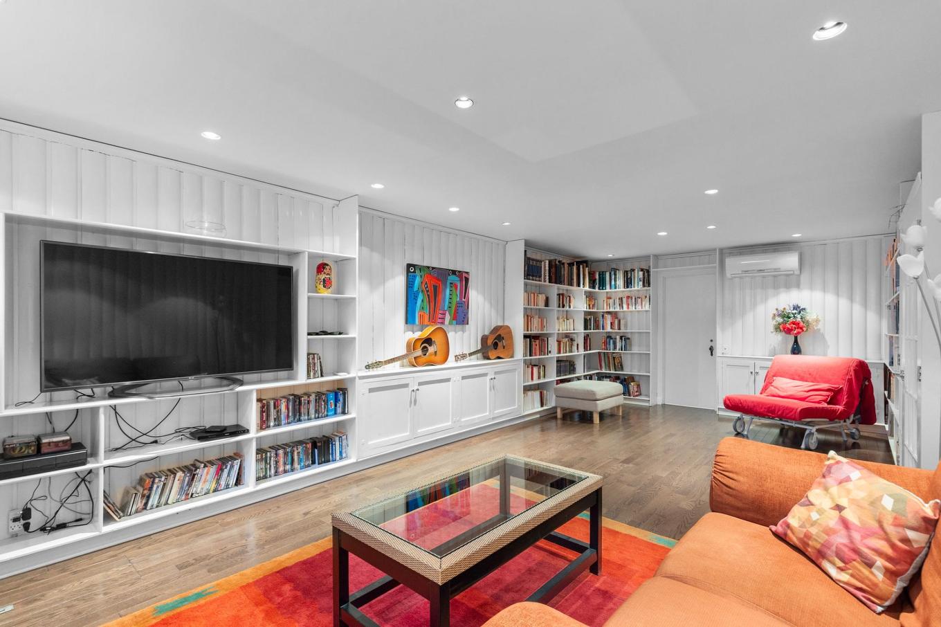 Salle familiale - 5044 Av. Ponsard, Montréal (Côte-Des-Neiges/Notre-Dame-De-Grâce), QC - Indoor Photo Showing Living Room