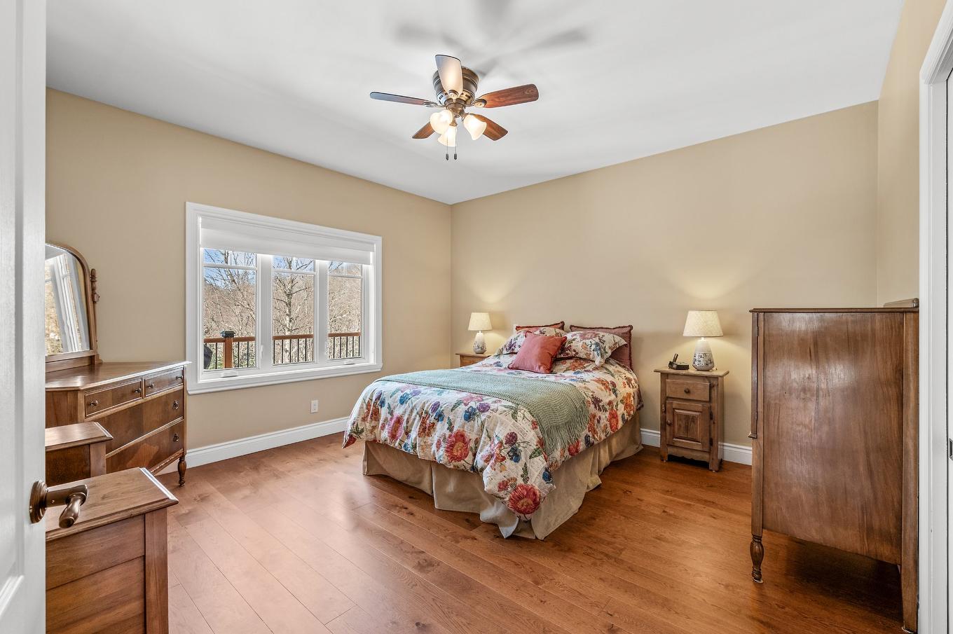 Primary bedroom - 113 Mtée Des Samares, Sainte-Agathe-Des-Monts, QC - Indoor Photo Showing Bedroom