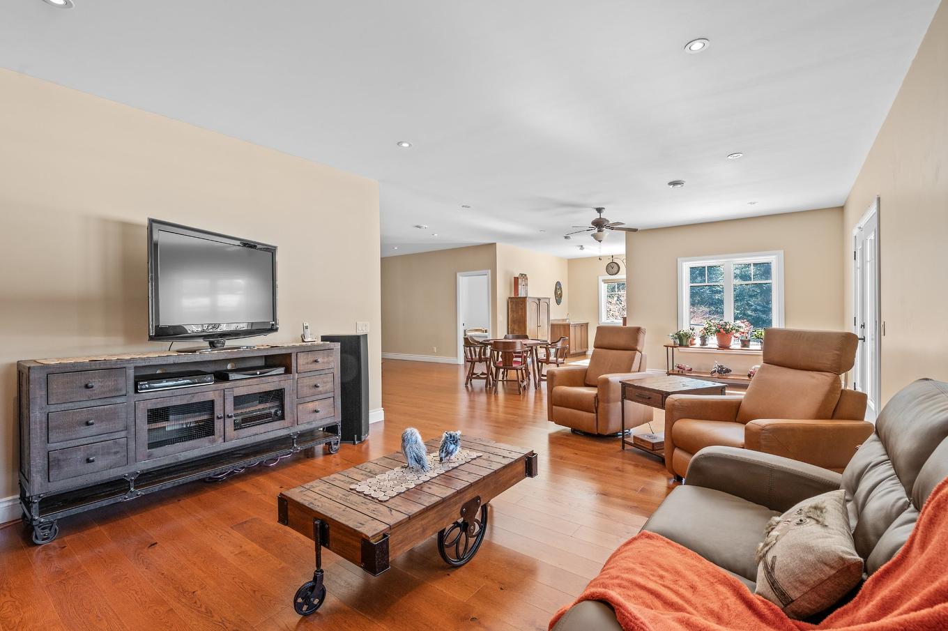 Living room - 113 Mtée Des Samares, Sainte-Agathe-Des-Monts, QC - Indoor Photo Showing Living Room
