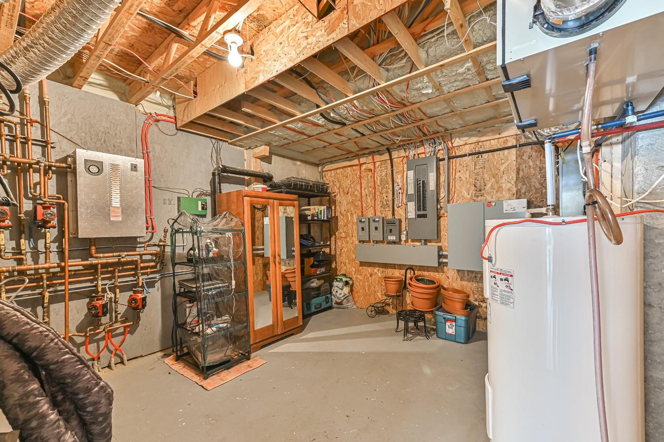 Storage - 113 Mtée Des Samares, Sainte-Agathe-Des-Monts, QC - Indoor Photo Showing Basement