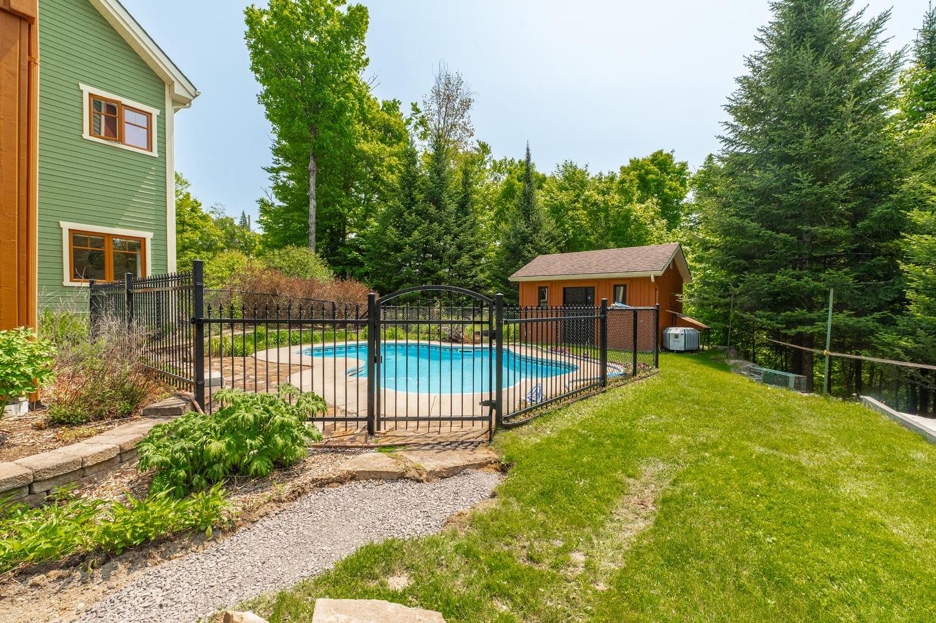 Pool - 113 Mtée Des Samares, Sainte-Agathe-Des-Monts, QC - Outdoor With Backyard