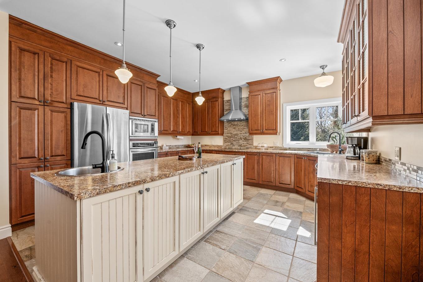 Kitchen - 113 Mtée Des Samares, Sainte-Agathe-Des-Monts, QC - Indoor Photo Showing Kitchen With Upgraded Kitchen