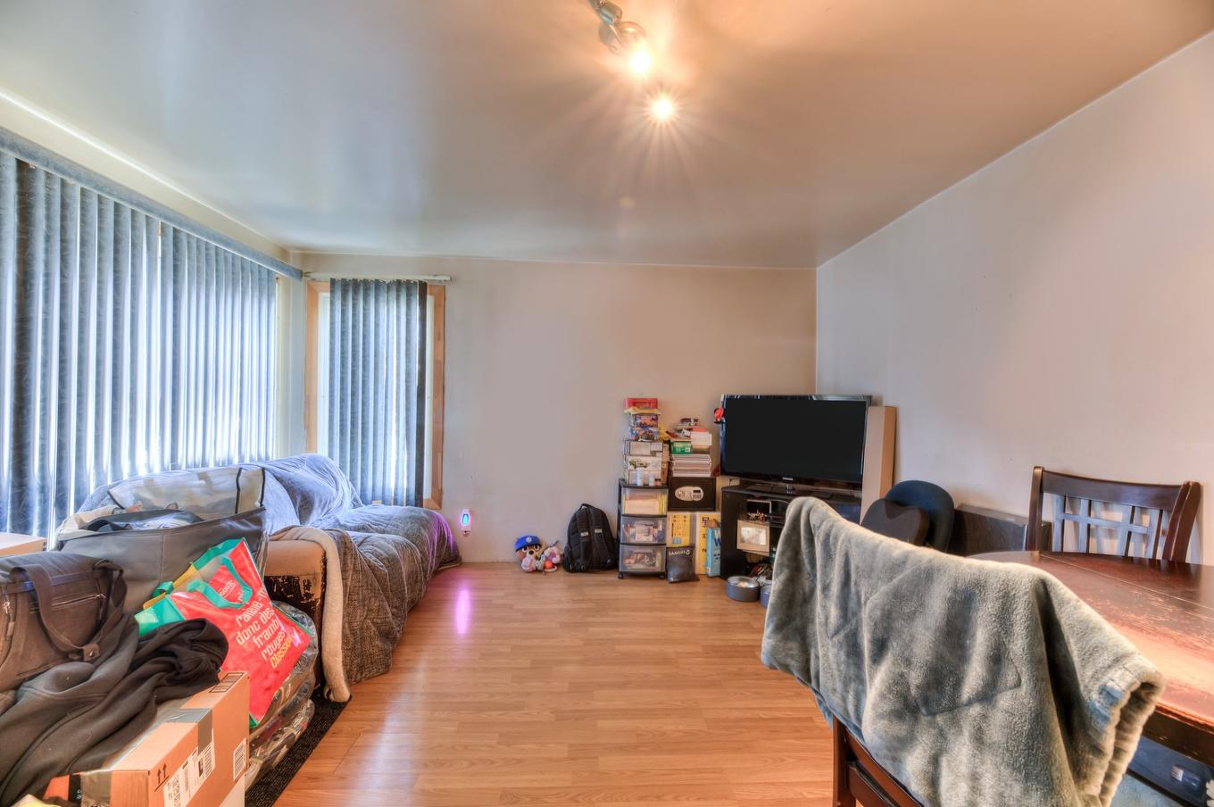 Living room - 141 Rue Delisle, Laval (Duvernay), QC - Indoor Photo Showing Bedroom