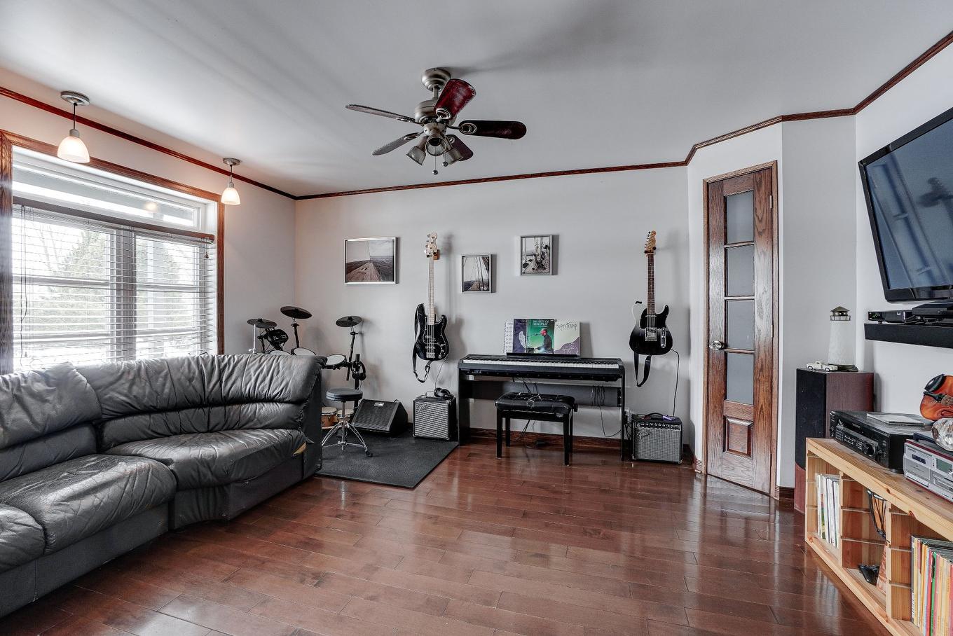 Living room - 11 Rue Île-Mathieu, Laval (Saint-François), QC - Indoor Photo Showing Living Room