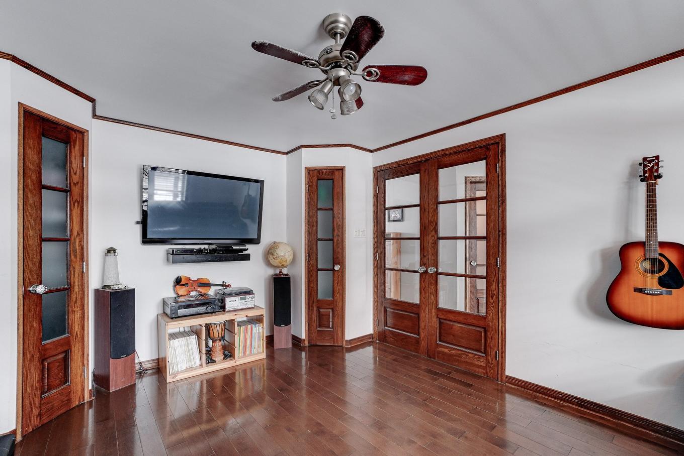 Living room - 11 Rue Île-Mathieu, Laval (Saint-François), QC - Indoor Photo Showing Other Room