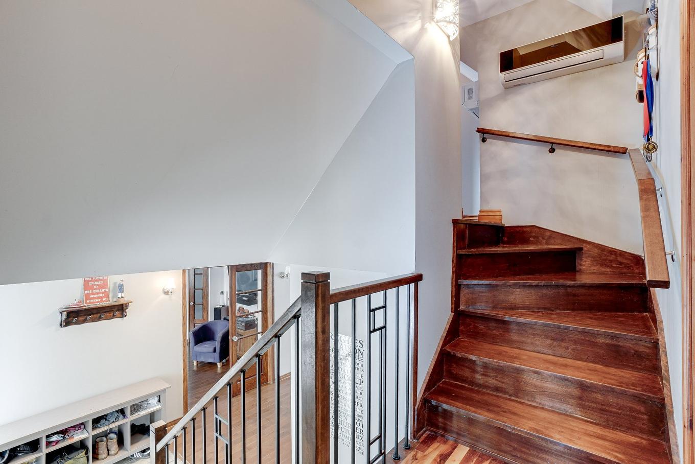 Staircase - 11 Rue Île-Mathieu, Laval (Saint-François), QC - Indoor Photo Showing Other Room