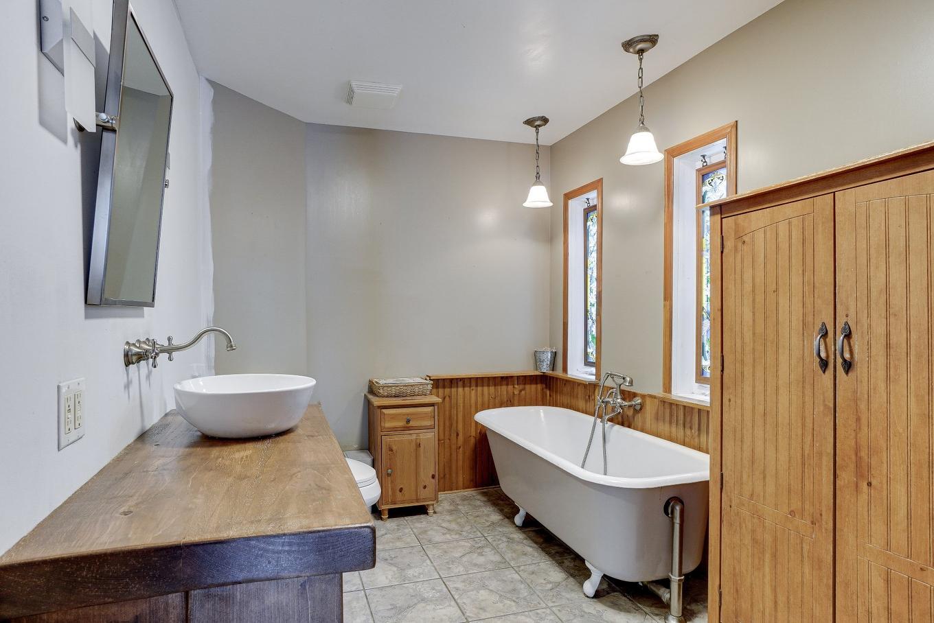 Bathroom - 11 Rue Île-Mathieu, Laval (Saint-François), QC - Indoor Photo Showing Bathroom