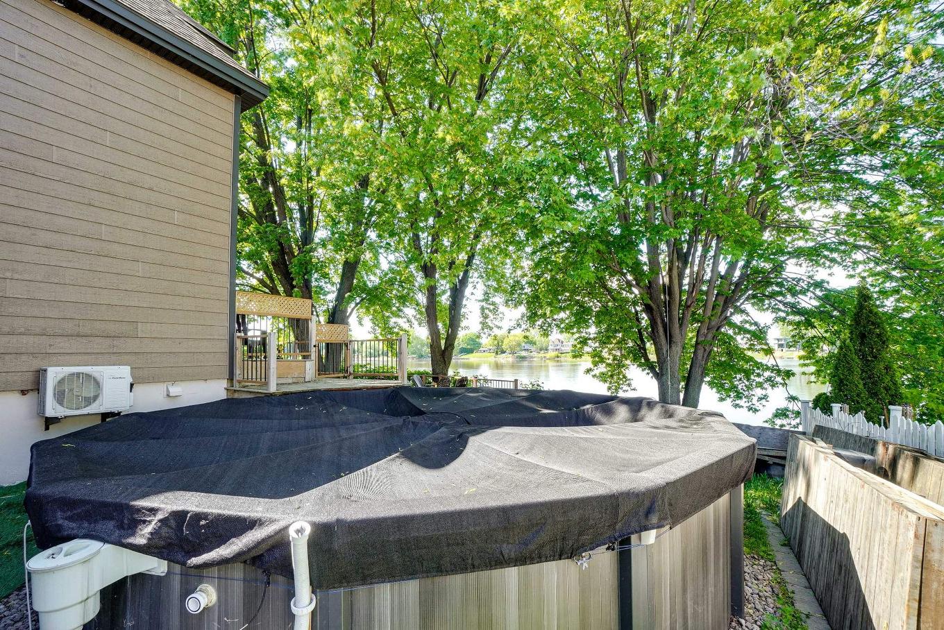 Backyard - 11 Rue Île-Mathieu, Laval (Saint-François), QC - Outdoor