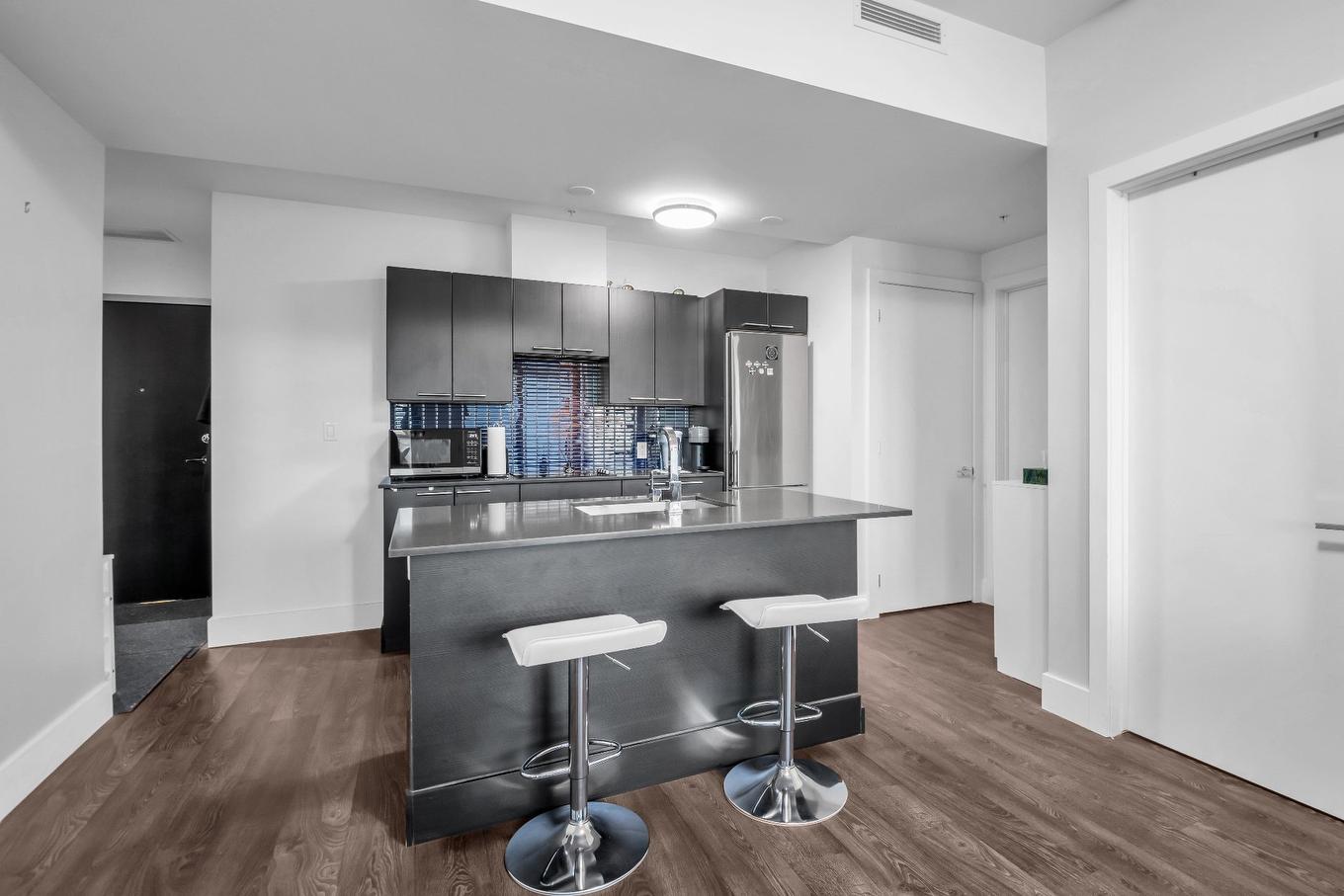 Kitchen - 2508-405 Rue De La Concorde, Montréal (Ville-Marie), QC - Indoor Photo Showing Kitchen With Upgraded Kitchen