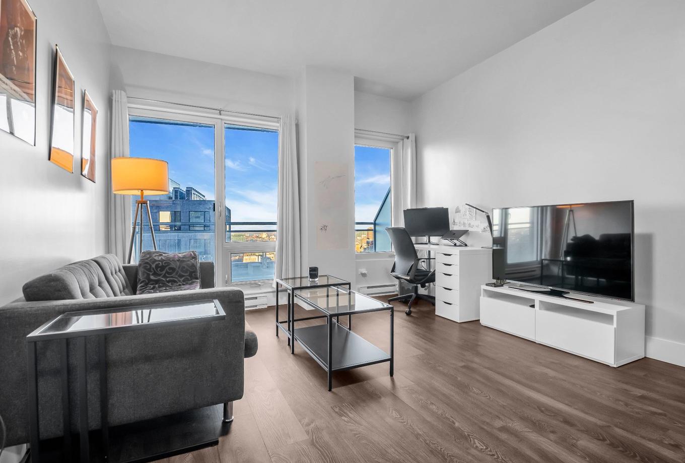 Living room - 2508-405 Rue De La Concorde, Montréal (Ville-Marie), QC - Indoor Photo Showing Living Room