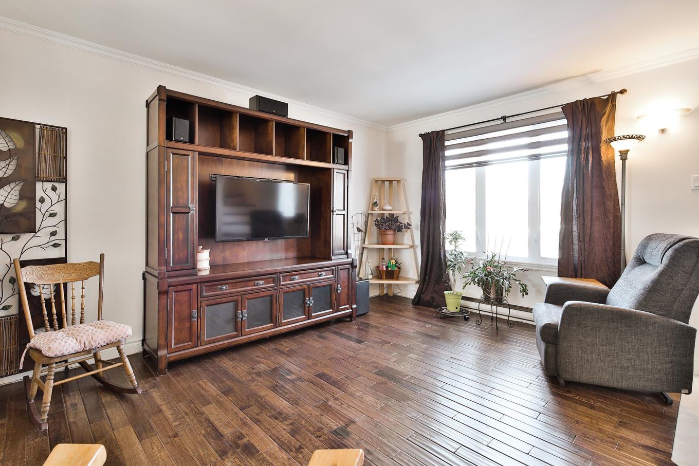 Living room - 856 Rue Bernard-Pilon, Mcmasterville, QC - Indoor Photo Showing Living Room