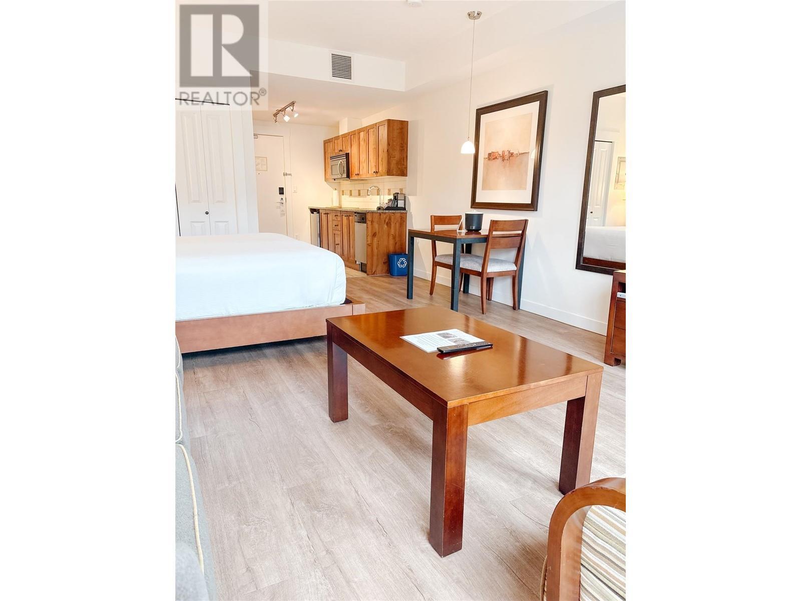 4200 Lakeshore Drive Unit# 238, Osoyoos, BC - Indoor Photo Showing Living Room