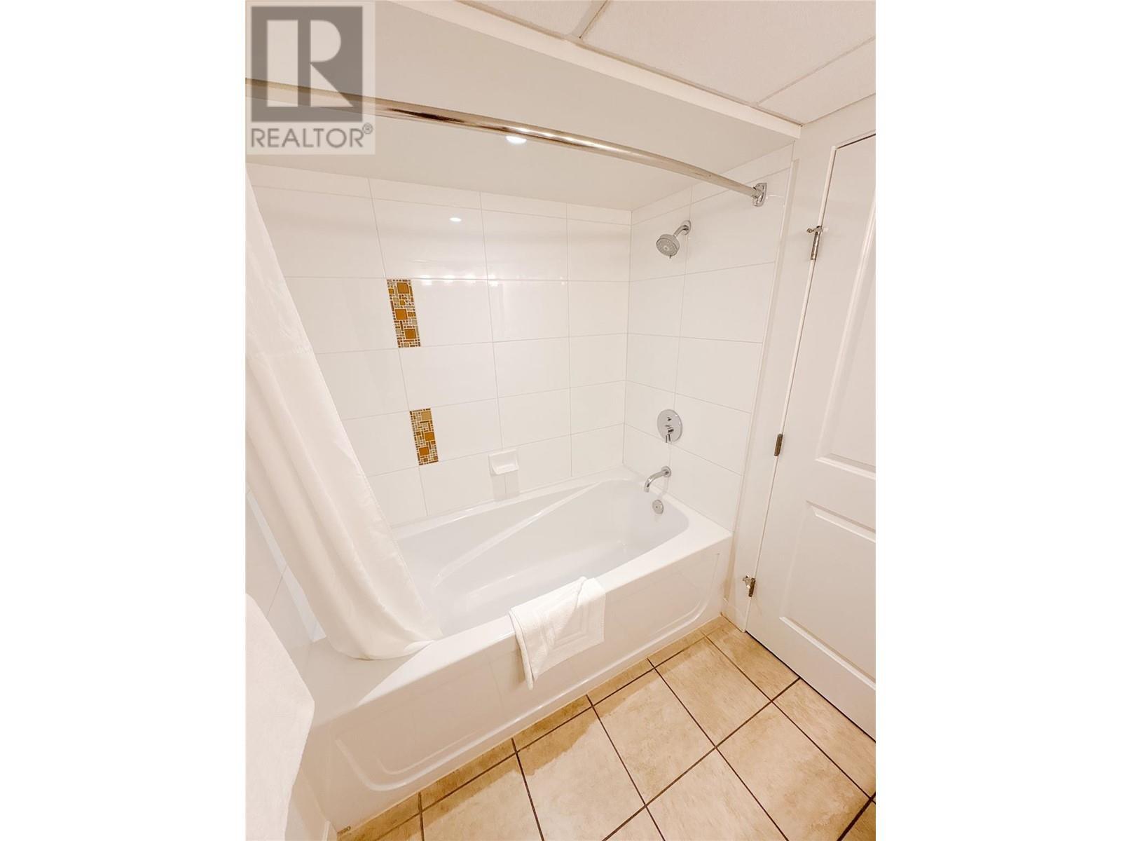 4200 Lakeshore Drive Unit# 238, Osoyoos, BC - Indoor Photo Showing Bathroom