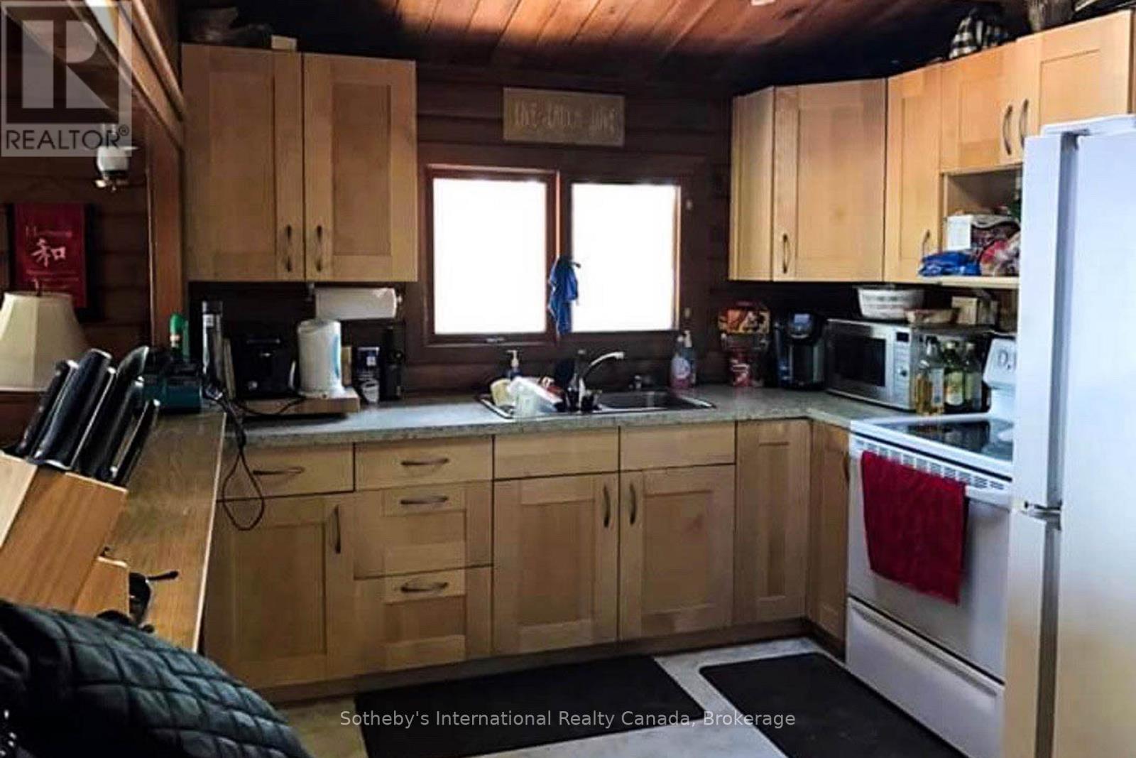 6198 Go Home Lake Shr, Georgian Bay (Gibson), ON - Indoor Photo Showing Kitchen