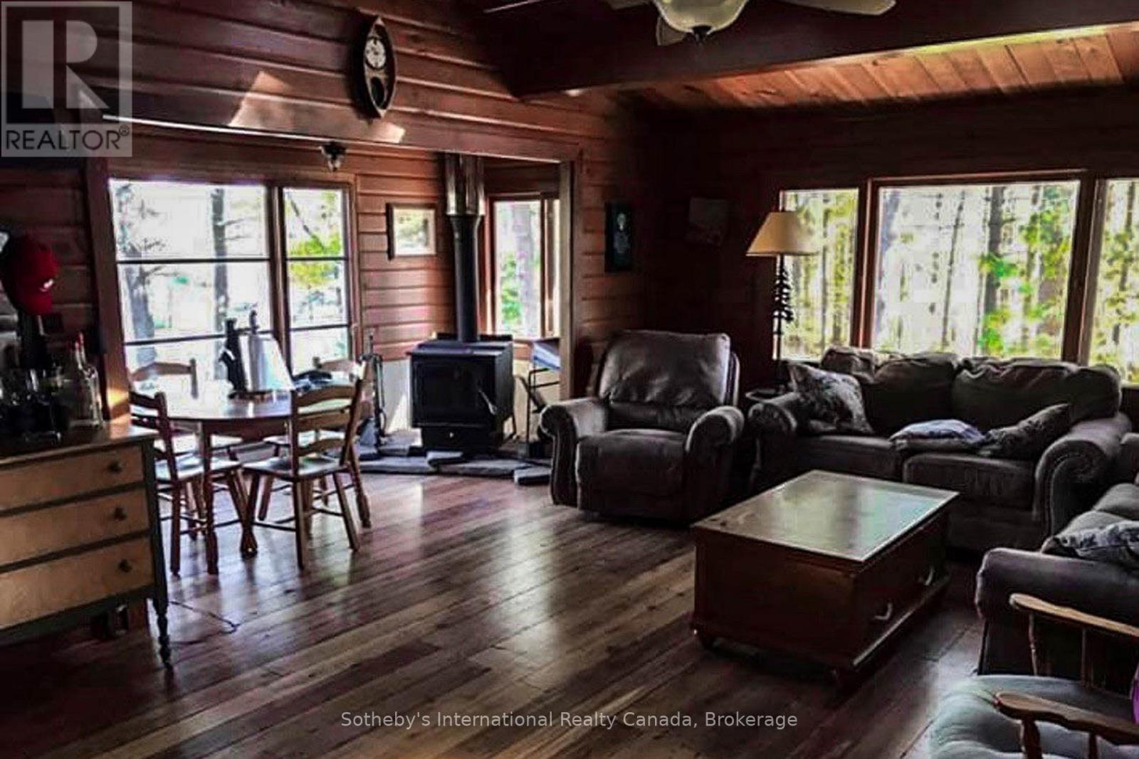 6198 Go Home Lake Shr, Georgian Bay (Gibson), ON - Indoor Photo Showing Living Room