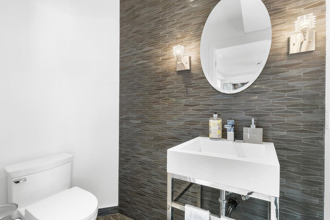 Powder room - 620 Av. Mitchell, Mont-Royal, QC - Indoor Photo Showing Bathroom