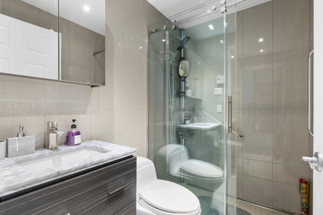 Bathroom - 620 Av. Mitchell, Mont-Royal, QC - Indoor Photo Showing Bathroom