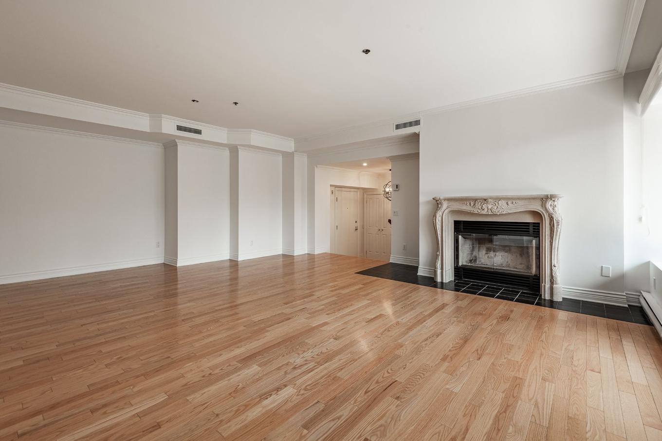 Salon - 606-30 Ch. Bates, Montréal (Outremont), QC - Indoor Photo Showing Living Room With Fireplace