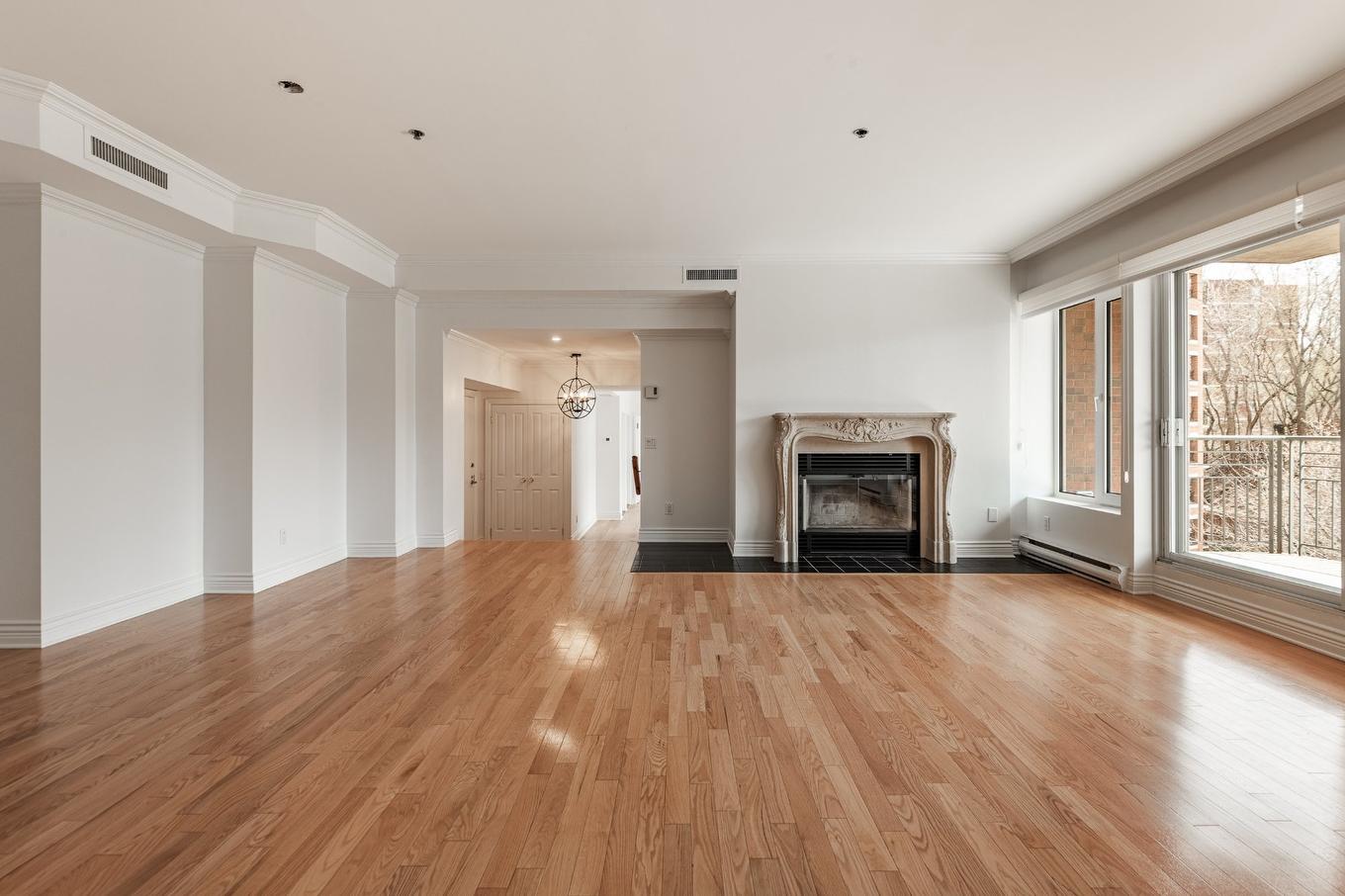 Vue d'ensemble - 606-30 Ch. Bates, Montréal (Outremont), QC - Indoor Photo Showing Living Room With Fireplace