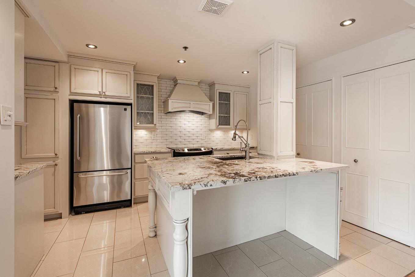 Cuisine - 606-30 Ch. Bates, Montréal (Outremont), QC - Indoor Photo Showing Kitchen With Upgraded Kitchen